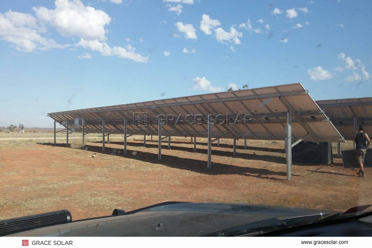 Sistema de montaje solar en suelo de aluminio Grace Solar en planta