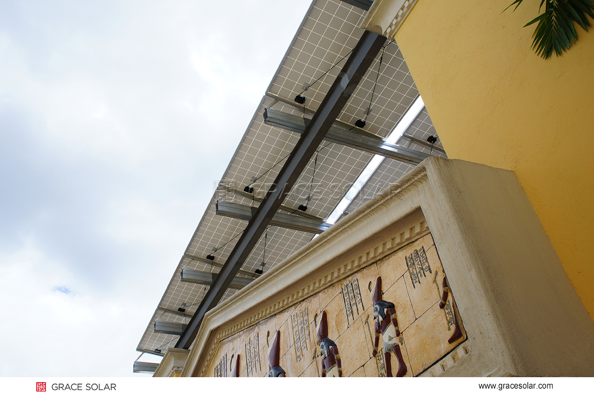 Robot de limpieza solar con IA en planta desértica – Modo Tormenta de Grace Solar