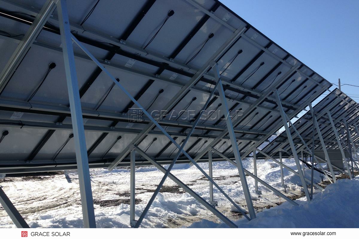 Diagrama comparativo: sistema tradicional vs montaje resistente al frío de Grace Solar