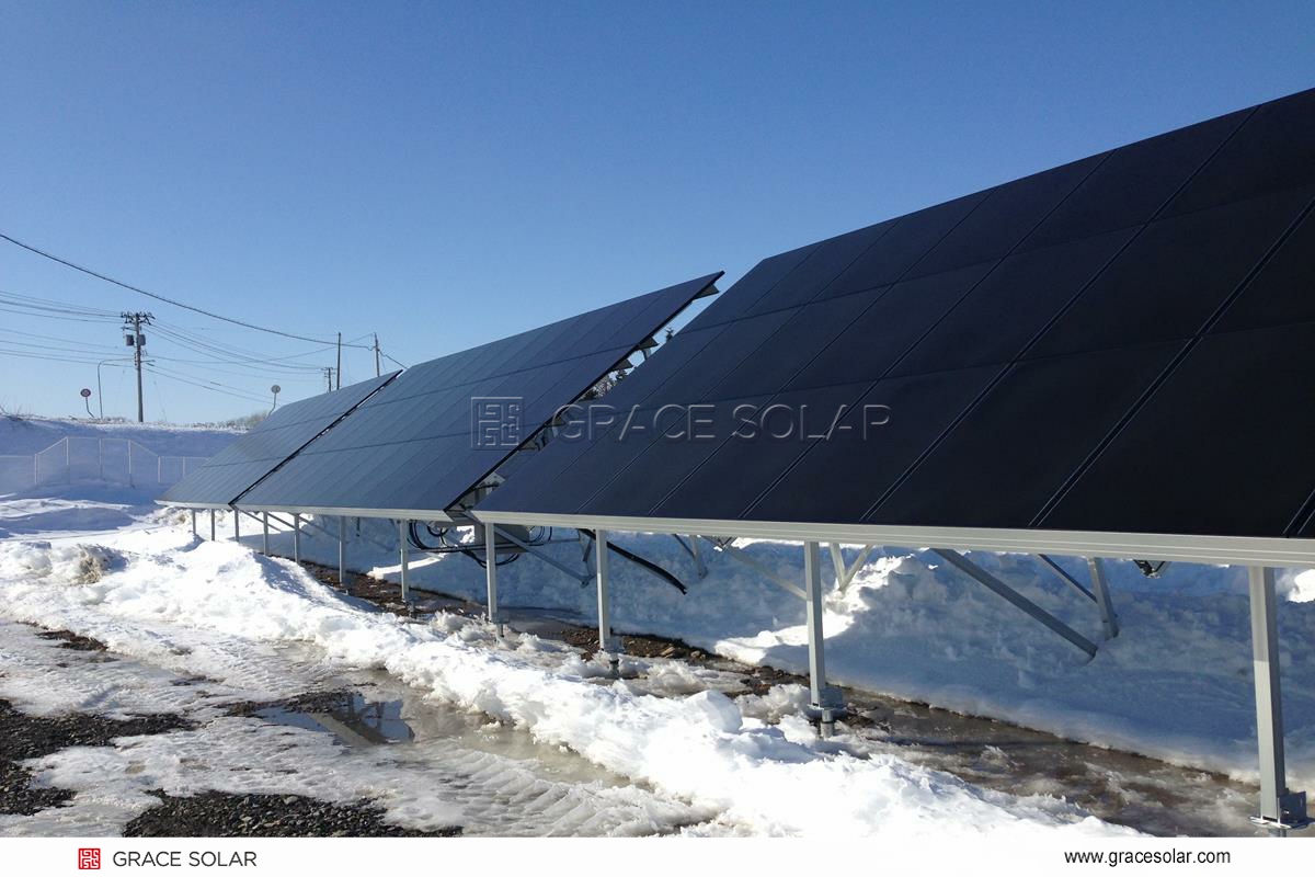 Paneles solares con sistema de montaje Grace Solar bajo nieve en Hokkaido
